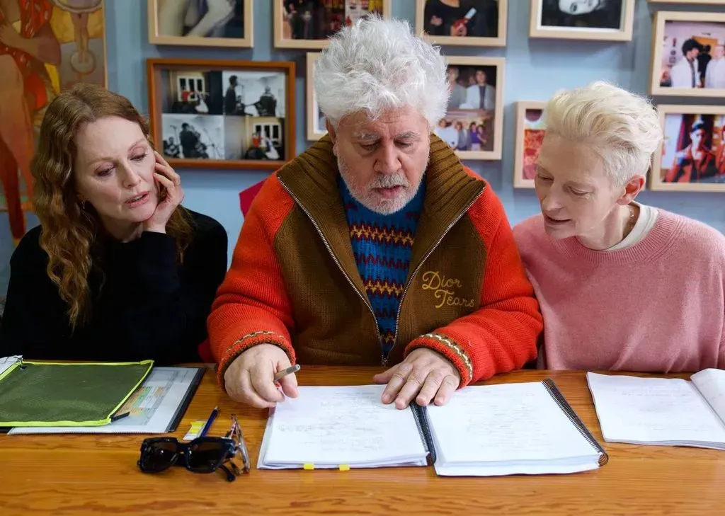 Pedro Almodóvar, Tilda Swinton y Julianne Moore en la producción de The Room Next Door (El Deseo)