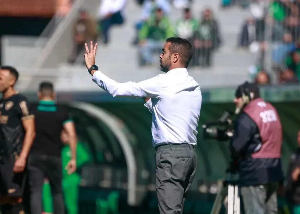 Artur Jorge durante partida contra o Juventude no Campeonato Brasileiro A 2024. Foto: Luiz Erbes/AGIF