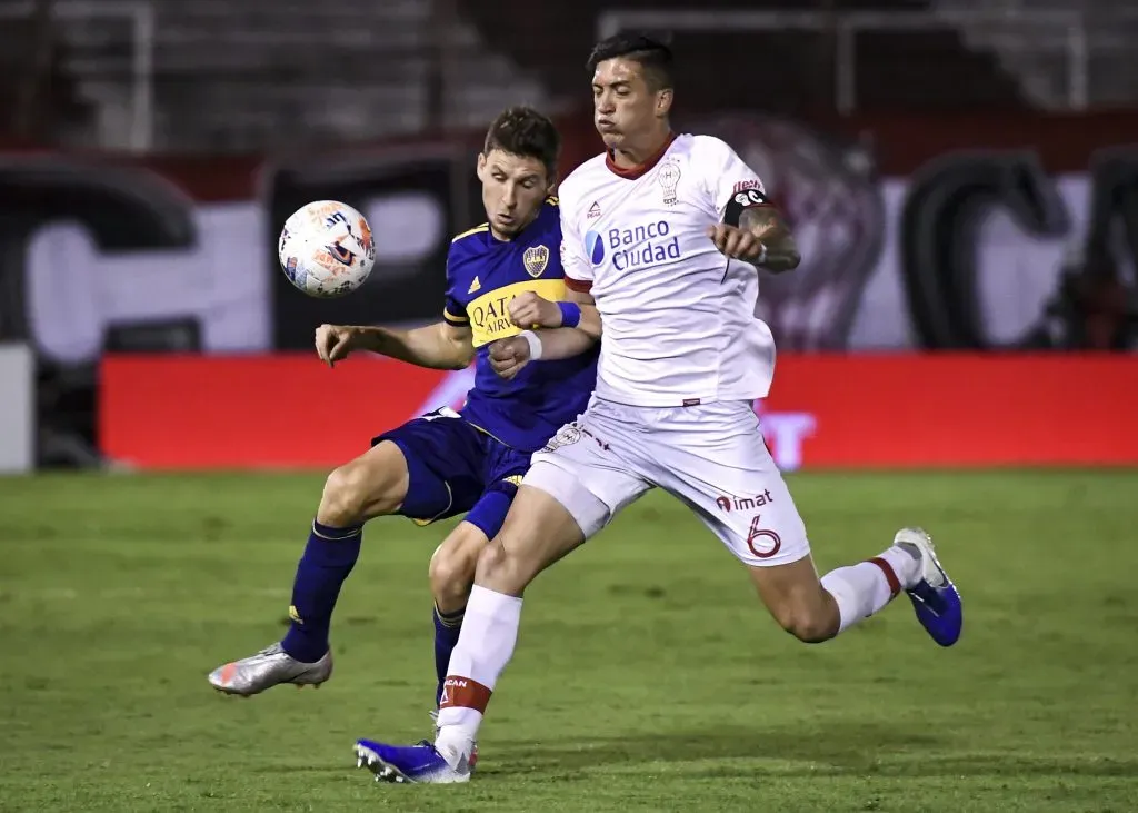 Lucas Merolla disputa la pelota contra Franco Soldano (Foto Getty)