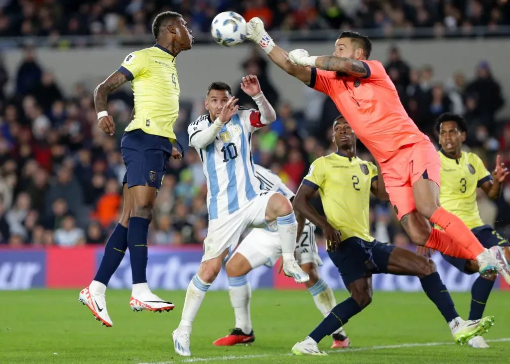 BUENOS AIRES, ARGENTINA – SEPTEMBER 07: Hernan Galindez of Ecuador clears the ball against Lionel Messi of Argentina during the FIFA World Cup 2026 Qualifier match between Argentina and Ecuador at Estadio Más Monumental Antonio Vespucio Liberti on September 07, 2023 in Buenos Aires, Argentina. (Photo by Daniel Jayo/Getty Images)