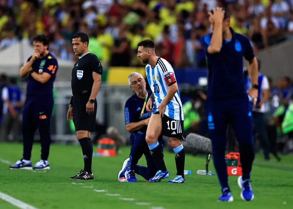 Messi hizo la gran Gary Medel: jugó desgarrado contra Brasil.