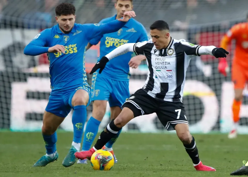 El propietario de Udinese quiere retener a Alexis un año más.