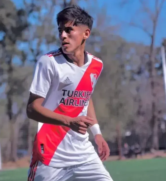 Dylan Fernández con la camiseta de River.