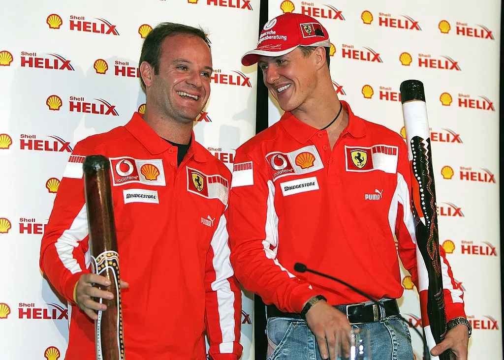 Michael Schumacher y Rubens Barrichello, la legendaria dupla de Ferrari a comienzos de siglo. (Getty)