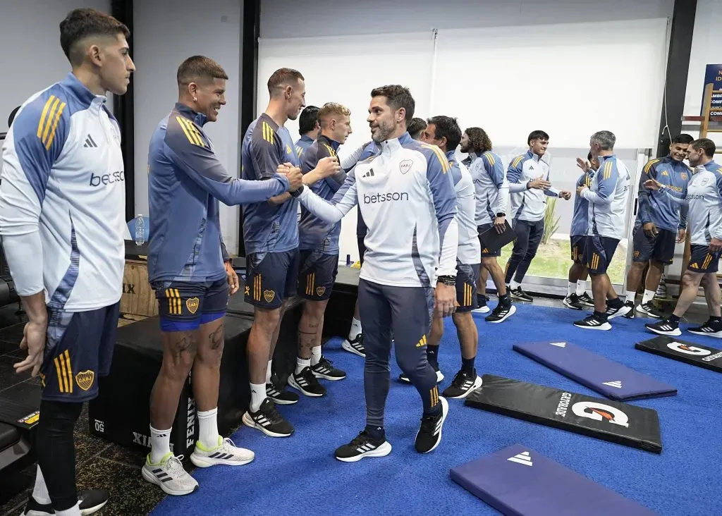 Fernando Gago, saludando a Rojo en su llegada al club. (Imago)