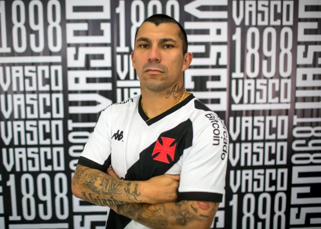 Gary Medel posa con la camiseta de Vasco da Gama. (Captura).