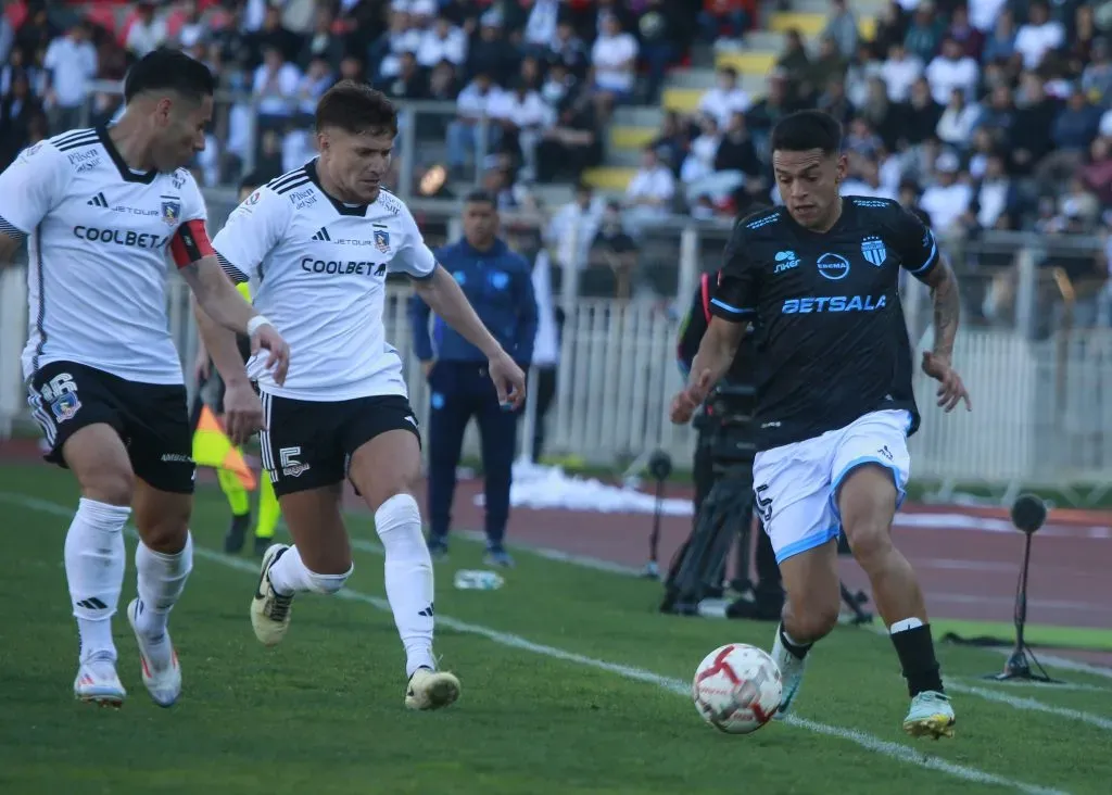 Colo Colo fue goleado por Magallanes, lo que sacó la peor cara de Vidal. Foto: Jose Robles/Photosport