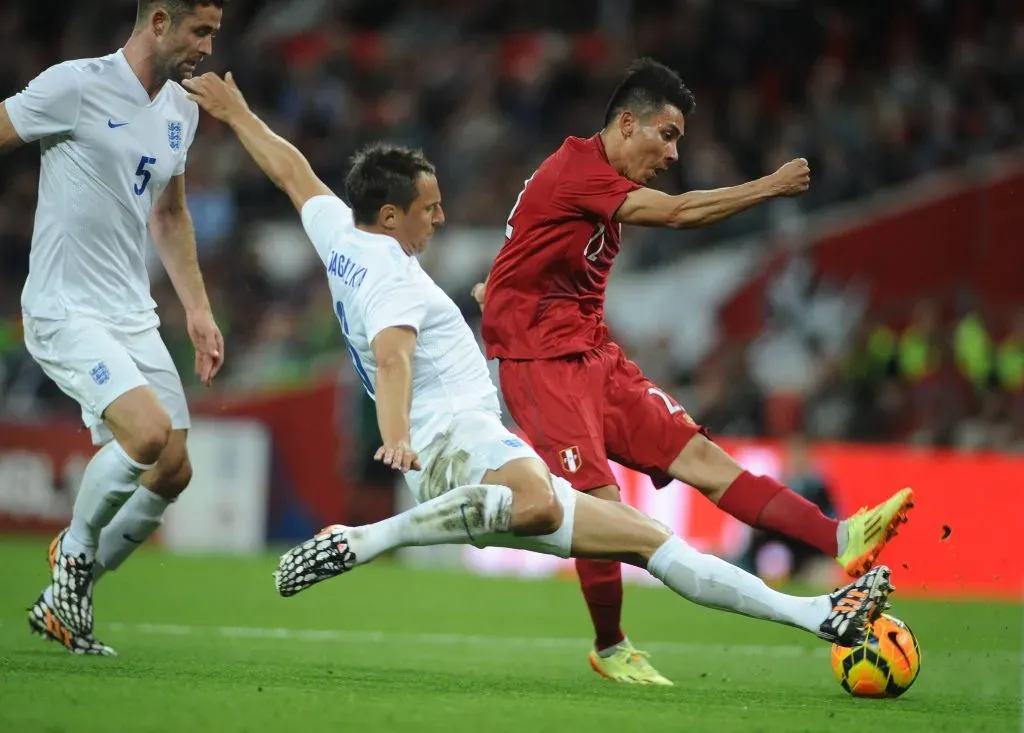 Jean Deza jugando contra Inglaterra con la Selección Peruana. (Foto: Getty).