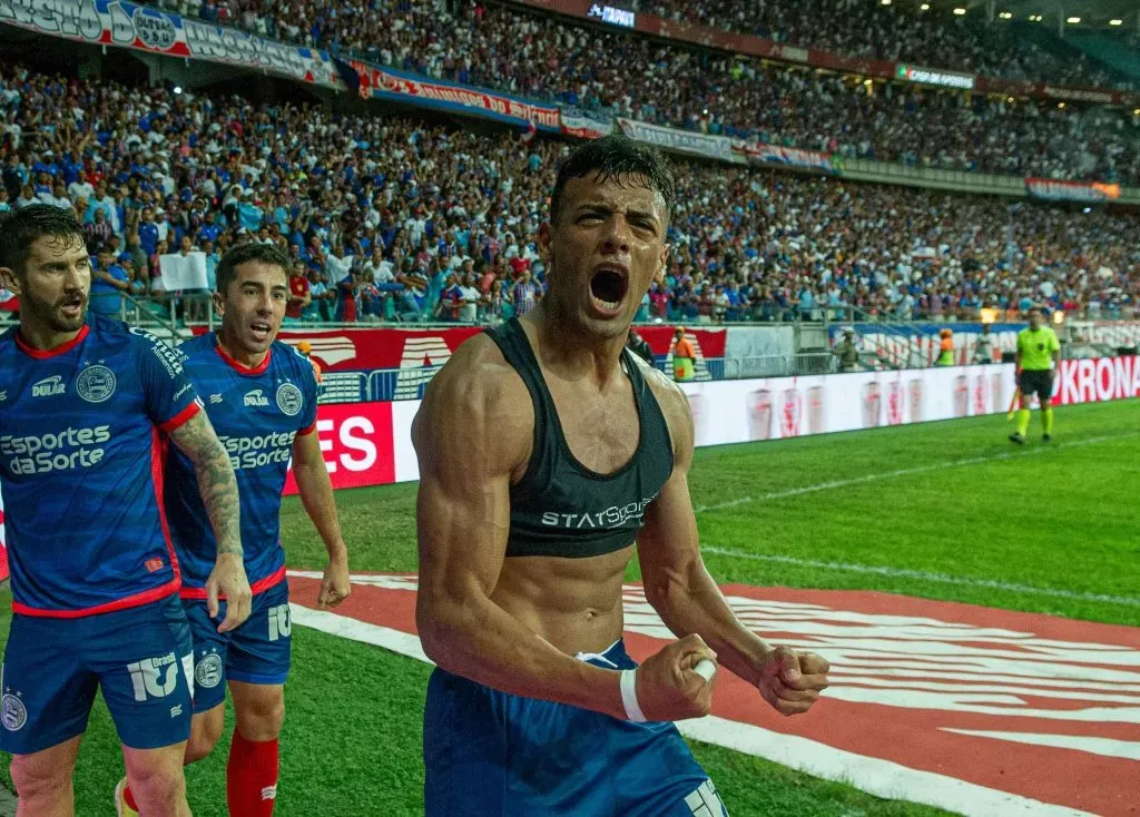 Lucho Rodriguez, jogador do Bahia, comemora seu gol com jogadores do seu time durante partida (Foto: Jhony Pinho/AGIF)