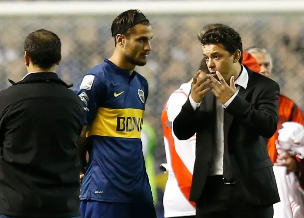 Gallardo y Osvaldo durante la suspensión del partido por la Libertadores 2015 en La Bombonera.