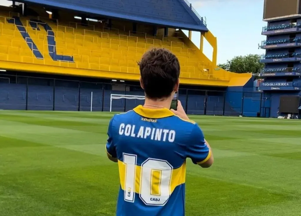 Colapinto con su camiseta personalizada en La Bombonera.