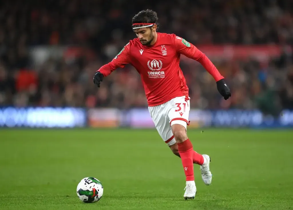 NOTTINGHAM, INGLATERRA – 25 DE JANEIRO: Gustavo Scarpa, do Nottingham Forest, corre com a bola durante o jogo de ida da 1ª partida da semifinal da Carabao Cup entre Nottingham Forest e Manchester United, no City Ground, em 25 de janeiro de 2023, em Nottingham, na Inglaterra. (Foto: Shaun Botterill/Getty Images)