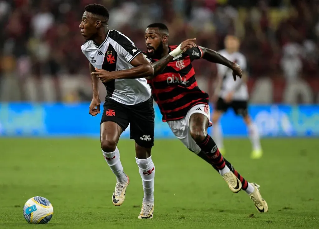 Leo jogador do Vasco durante partida contra o Flamengo no  Maracanã pelo campeonato Brasileiro A 2024. Foto: Thiago Ribeiro/AGIF