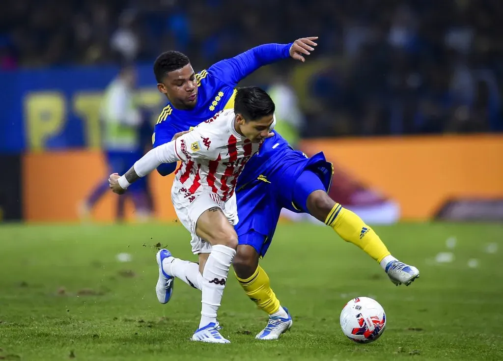 BUENOS AIRES, ARGENTINA – JUNE 24: Frank Fabra of Boca Juniors fights for the ball with Bryan Castrillon of Union during a match between Boca Juniors and Union as part of Liga Profesional 2022 at Estadio Alberto J. Armando on June 24, 2022 in Buenos Aires, Argentina. (Photo by Marcelo Endelli/Getty Images)