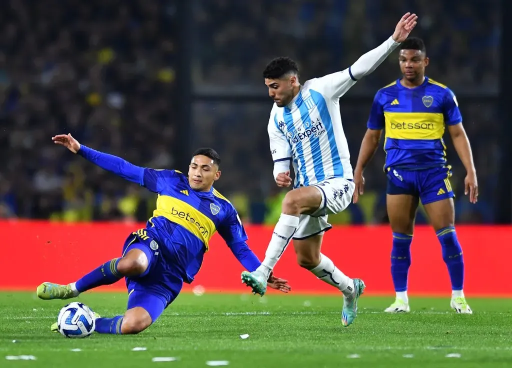 Ezequiel Fernández disputando la pelota con Maxi Romero, delantero de Racing. (Foto Getty).