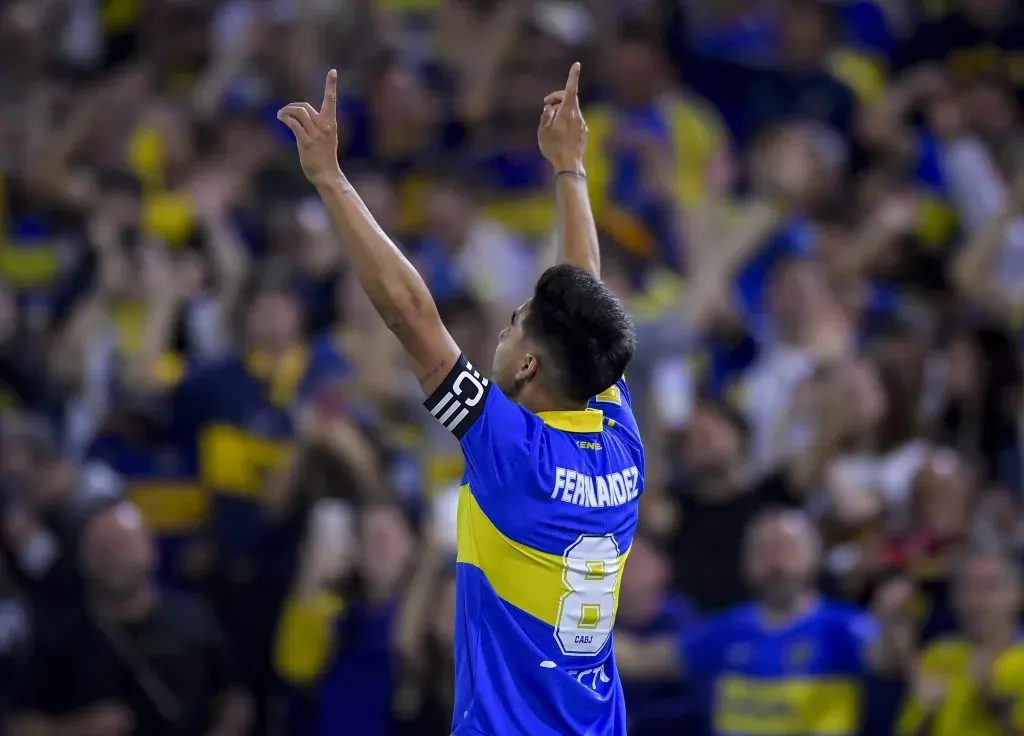 Pol Fernández celebra un gol en La Bombonera, de cara a los hinchas de Boca. Getty.