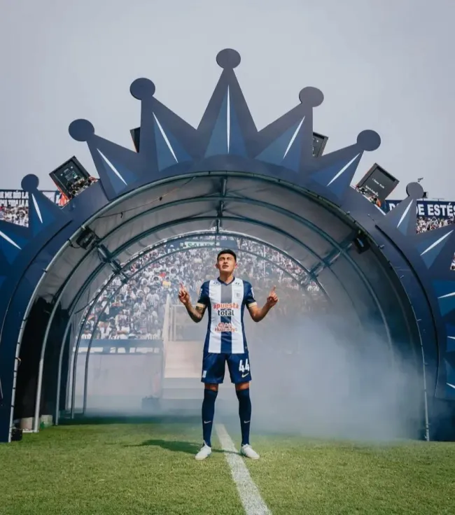 Carlos Gómez presentado en la Tarde Blanquiazul 2025. (Foto: Alianza Lima).