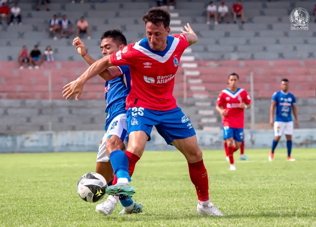 Ignacio Colombini y Diego Rodríguez pelean por la esférica en el último Olimpia-Victoria. (Foto: Olimpia)