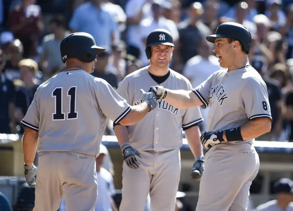 Brent Gardner y Brian McCann junto a Mark Texeira tras su HR de dos carreras en el Petco Park | 3 de julio del 2024 (Getty Images)