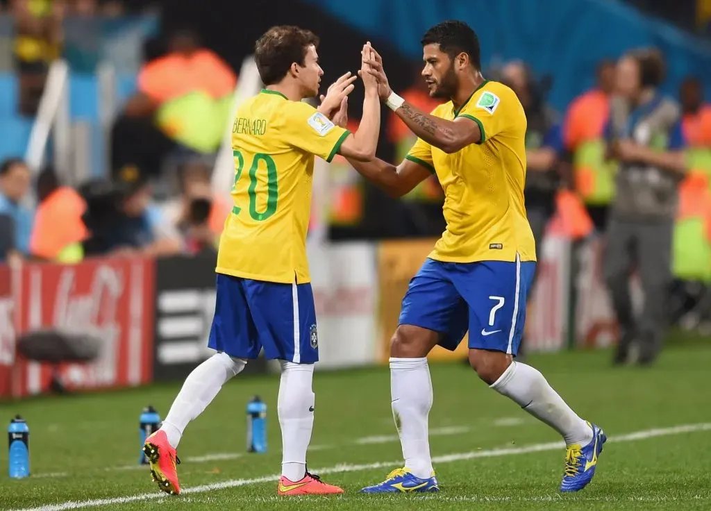 Bernard e Hulk pela Seleção Brasileira na Copa do Mundo de 2014. (Photo by Christopher Lee/Getty Images)