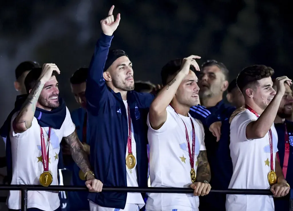Lautaro Martínez y Julián Álvarez celebran el título obtenido en Qatar.