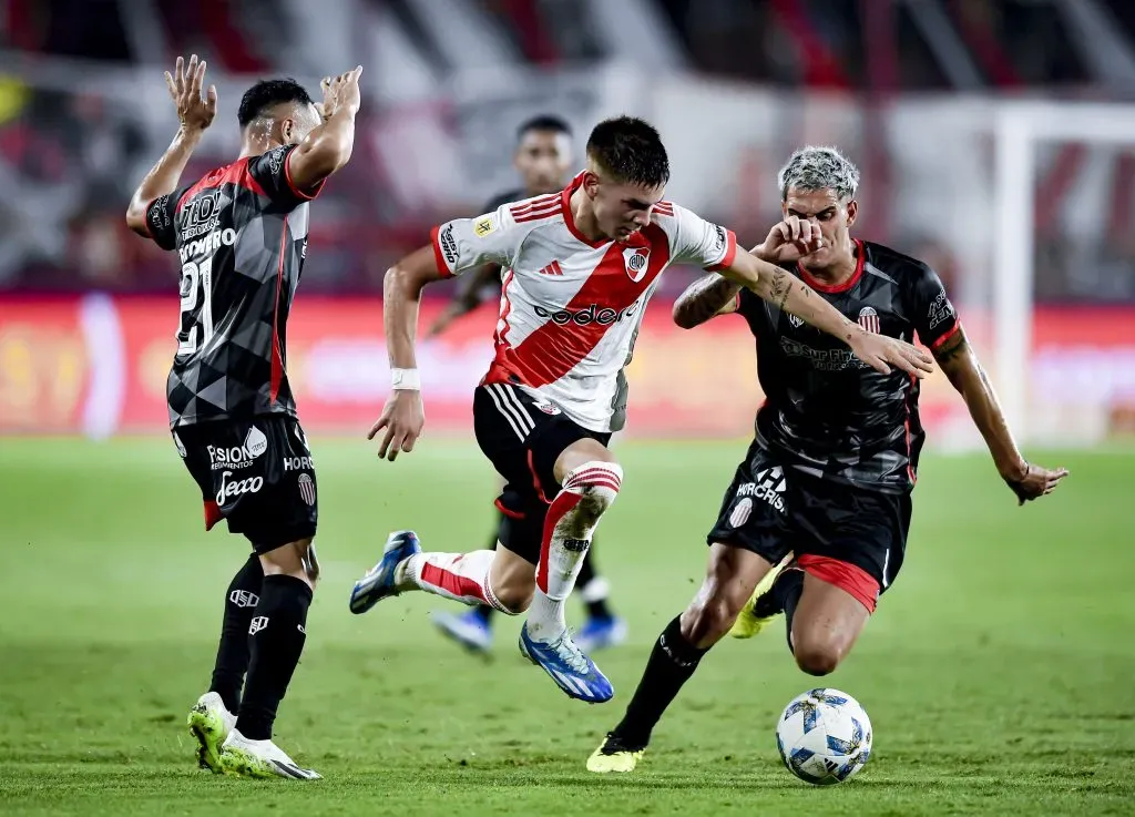 LANUS, ARGENTINA – JANUARY 31: Franco Mastantuono of River Plate competes for the ball with Lucas Brochero (L) and Siro Rosane (R) of Barracas Central during a Copa de la Liga 2024 group A match between Barracas Central and River Plate at Estadio Ciudad de Lanus (La Fortaleza) on January 31, 2024 in Lanus, Argentina. (Photo by Marcelo Endelli/Getty Images)