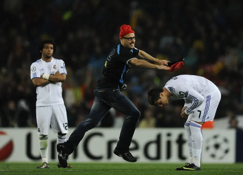 BARCELONA, SPAIN – MAY 03:  An FC Barcelona supporter throws a traditional catalan hat ‘barretina’ to Cristiano Ronaldo of Real Madrid during the UEFA Champions League Semi Final second leg match between Barcelona and Real Madrid at the Camp Nou on May 3, 2011 in Barcelona, Spain.  (Photo by David Ramos/Getty Images)