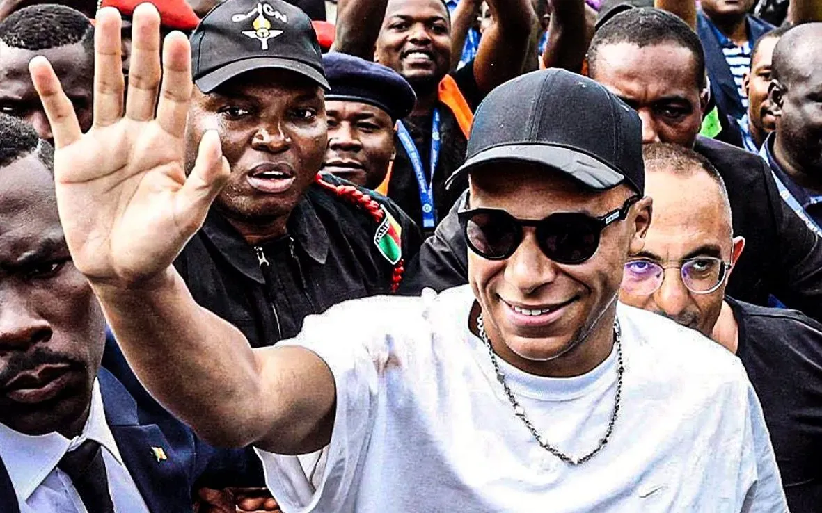 Kylian Mbappé en su visita a Camerún. Instagram de Mbappé.