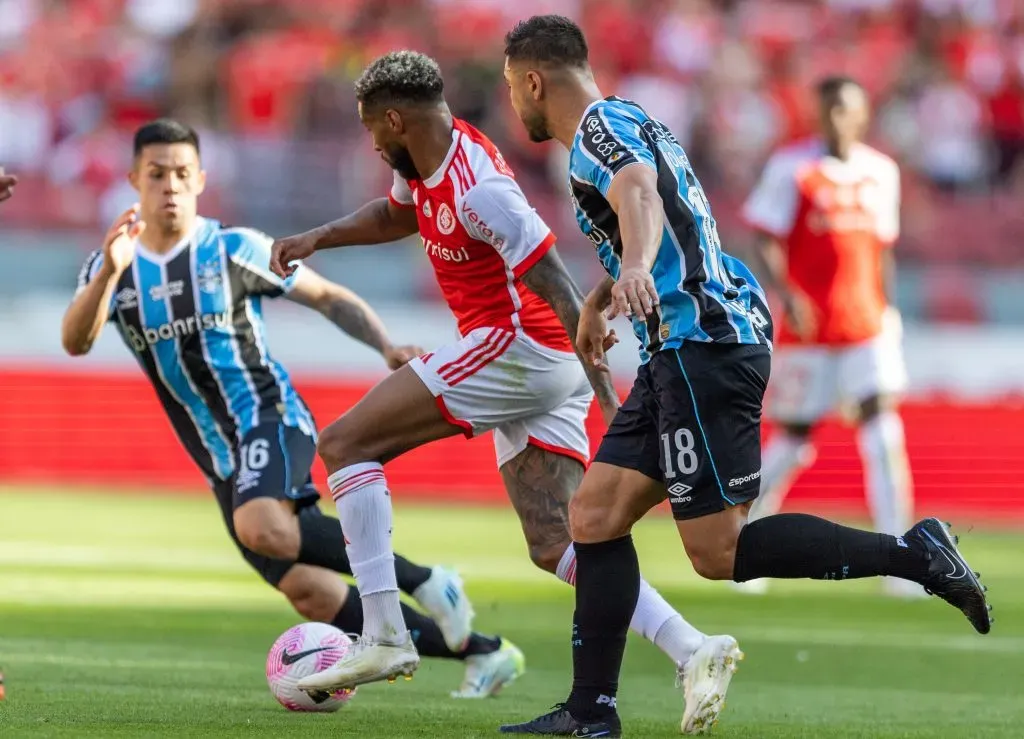 Wesley, jogador do Internacional, disputa lance com Joao Pedro jogador do Grêmio durante partida pelo campeonato Brasileiro A (Foto: Liamara Polli/AGIF)