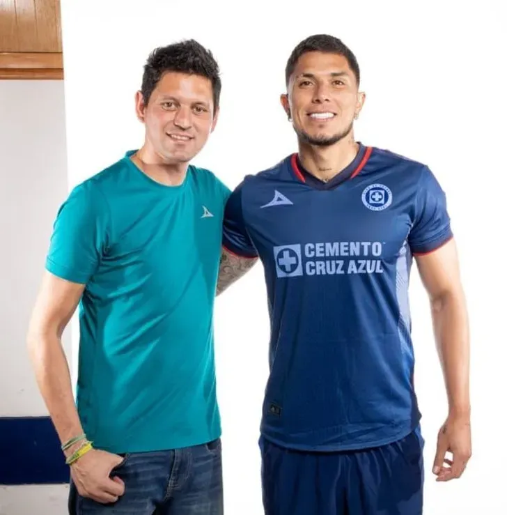 Carlos Salcedo con la nueva playera de Cruz Azul (TW Hablemos del Azul)