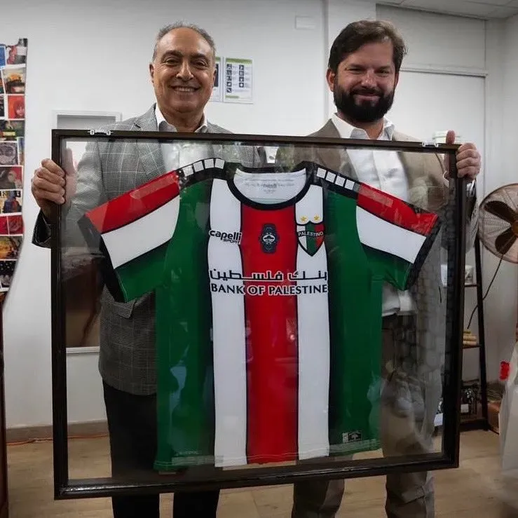 El regalo del timonel de Palestino para el Presidente Gabriel Boric | Palestino