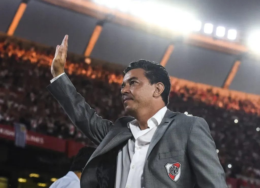 Marcelo Gallardo cumprimentando os torcedores do River Plate. (Photo by Marcelo Endelli/Getty Images)