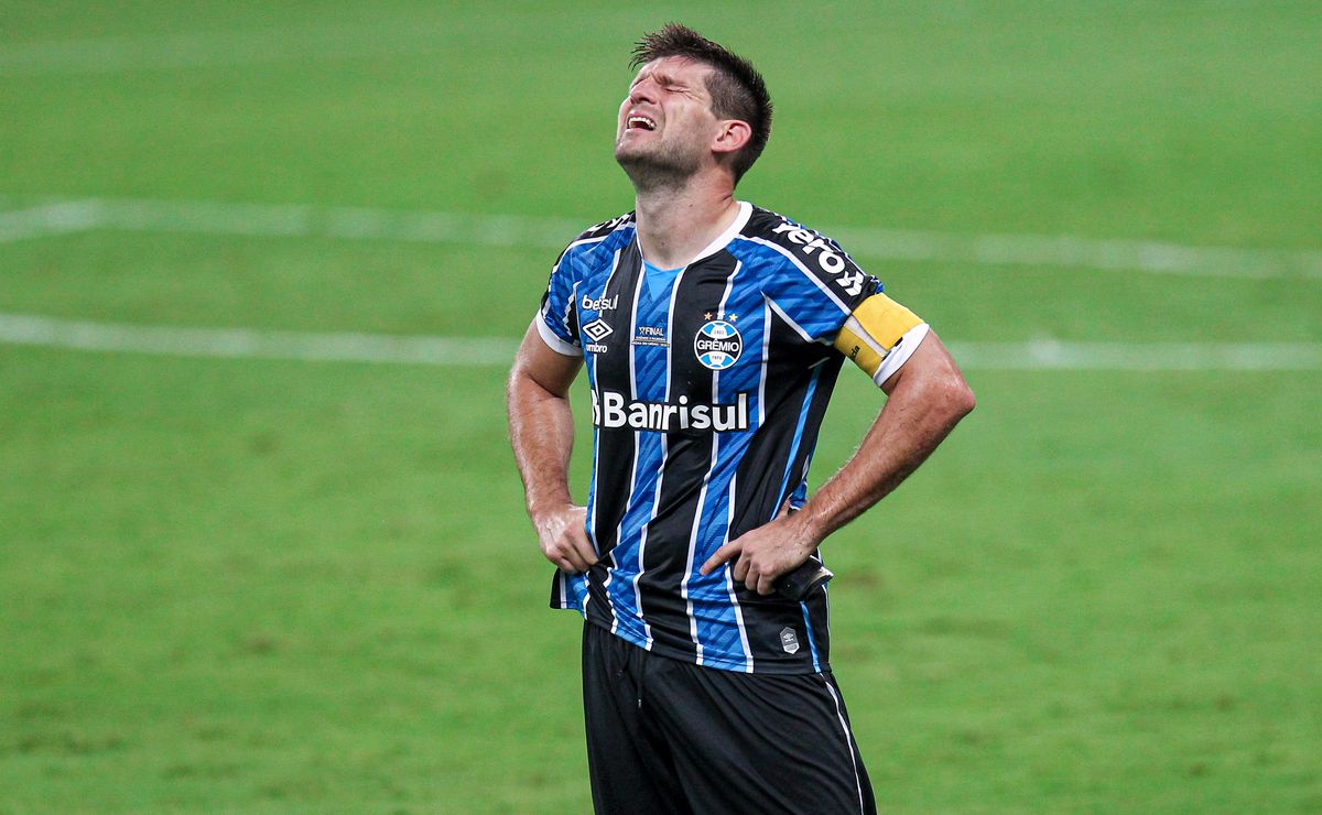 Grêmio coloca 15 jogadores a venda e tenta lucrar valores saibam quem são  eles - SouGremio