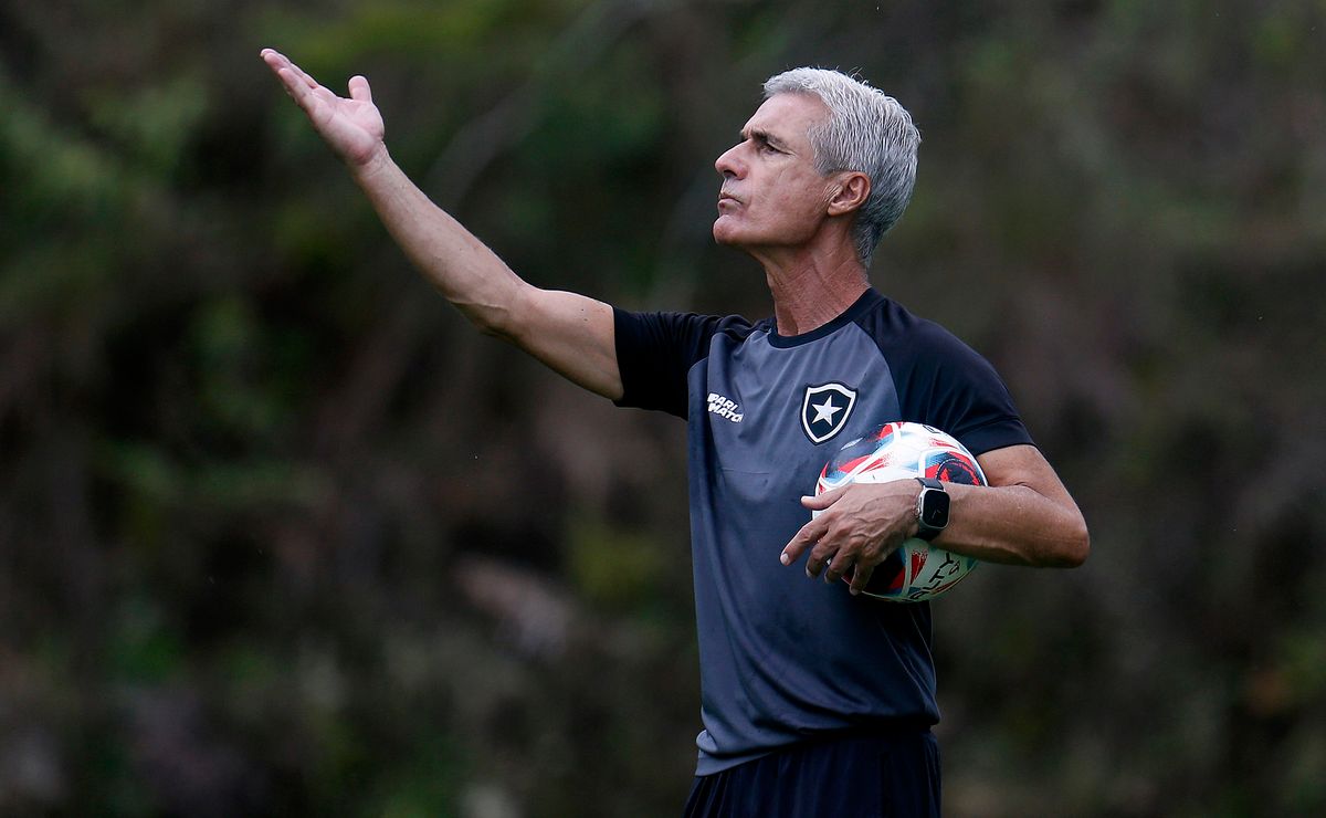 Técnico do Botafogo, Luís Castro fica indignado com polícia em campo: 'CBF  não devia permitir. Como treinador é empurrado? Eu ia roubar o árbitro?' -  FogãoNET