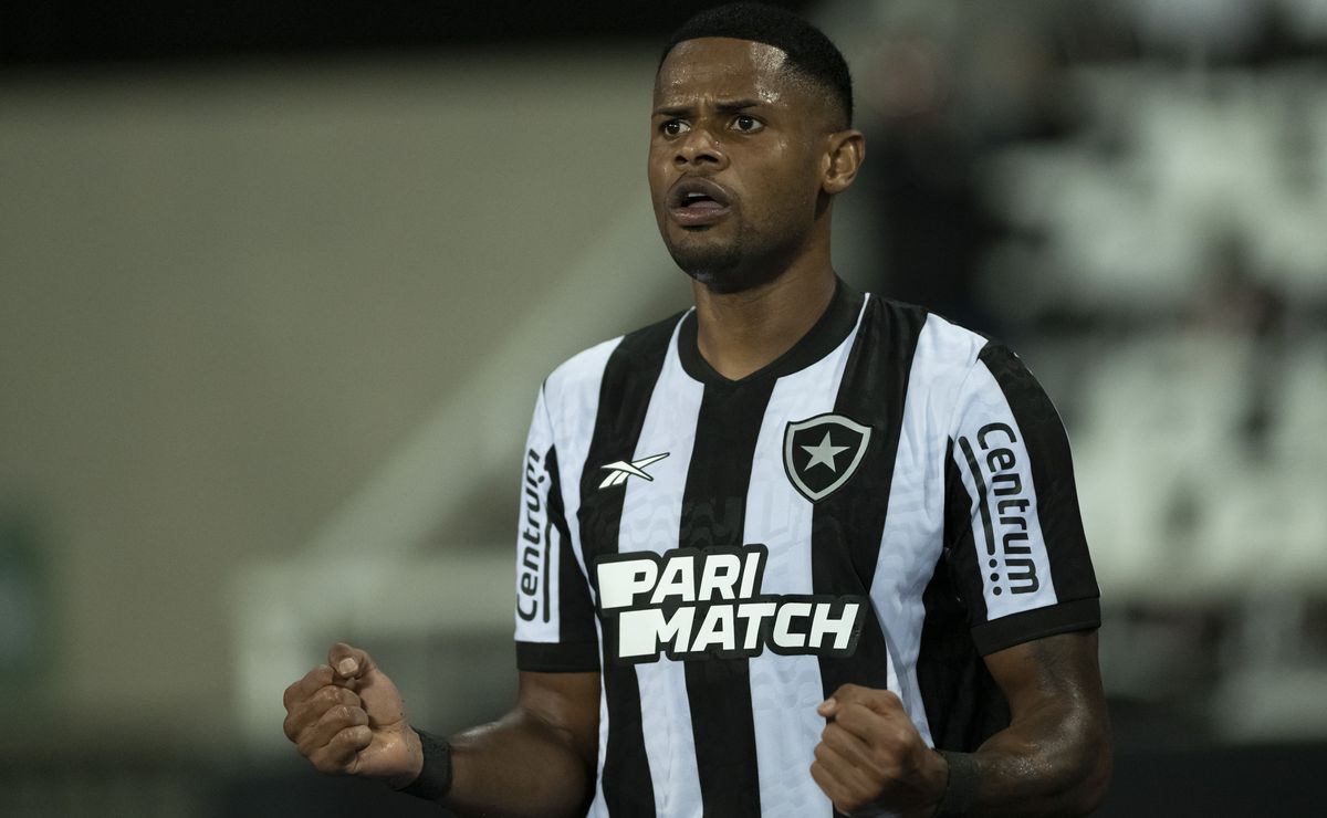 Eric Faria se rende a qualidade de Júnior Santos que ajuda o Botafogo