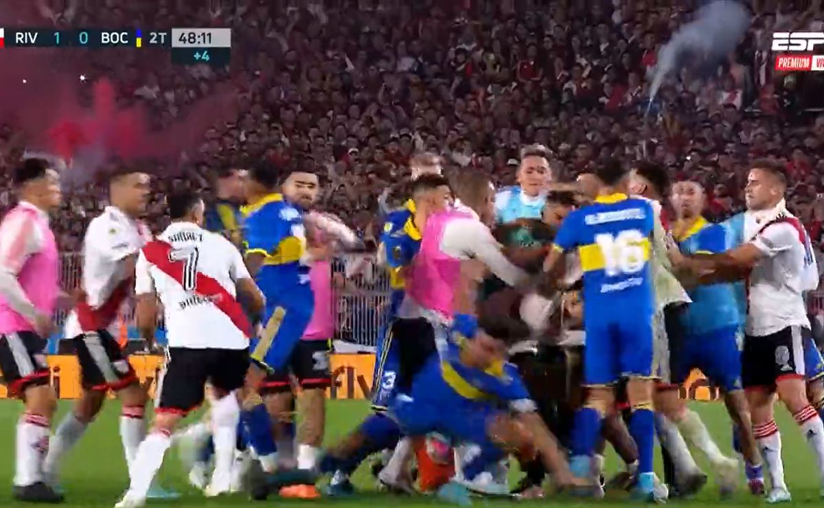 VIDEO | ¡Se metió hasta Marcos Rojo! Brutal batalla entre jugadores de ...