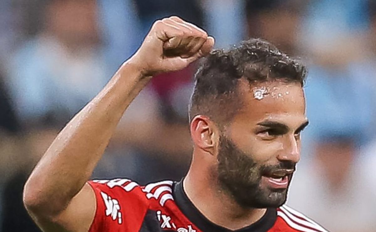 Thiago Maia escolhe música no Flamengo e avisa: 'Bola passa, jogador, não