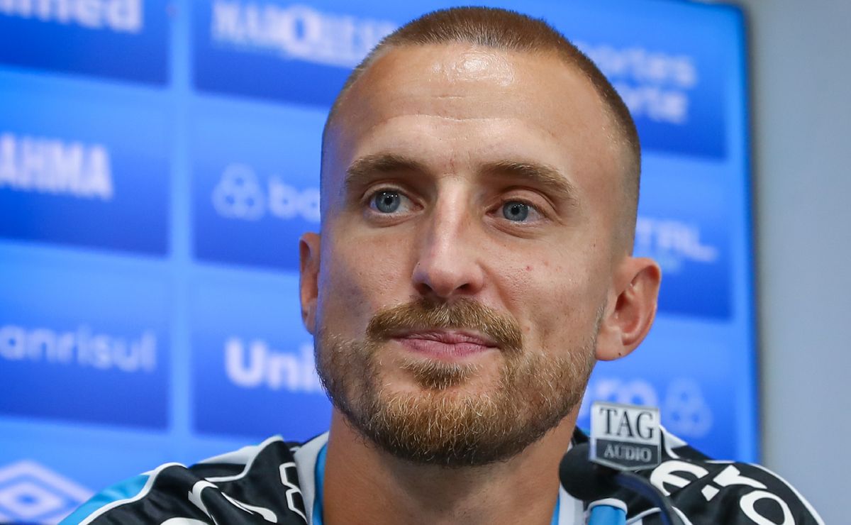 Contrato até 2026, grande potencial: Após Rodrigo Ely, Grêmio quer assinar contrato de três anos com +1 zagueiro