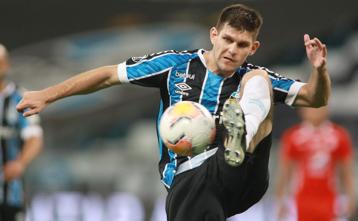 Kannemann volta a treinar, mas Grêmio tem duas baixas sentidas e preocupantes