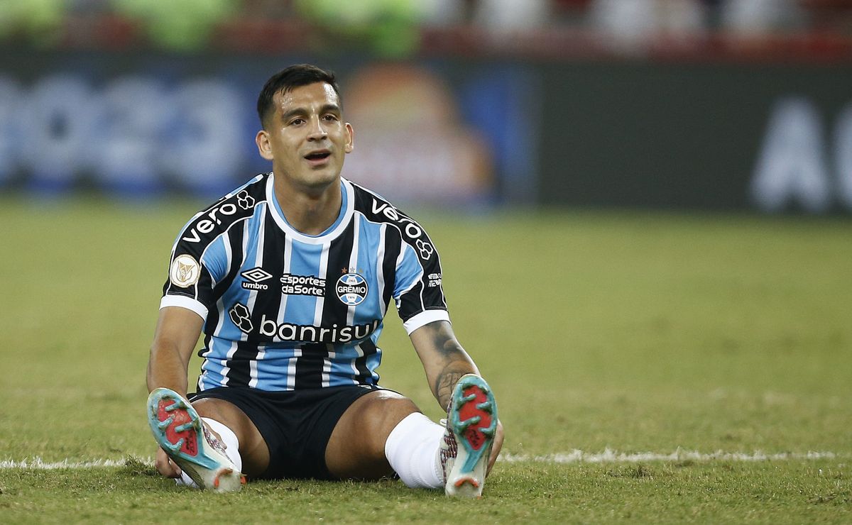 Camisa 10 para jogar com Cristaldo, confirmado: Grêmio tem nome de meia na mesa da presidência