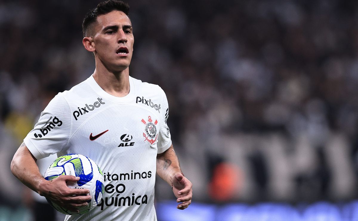 Matías Rojas antes de cobrar falta no jogo entre Corinthians e