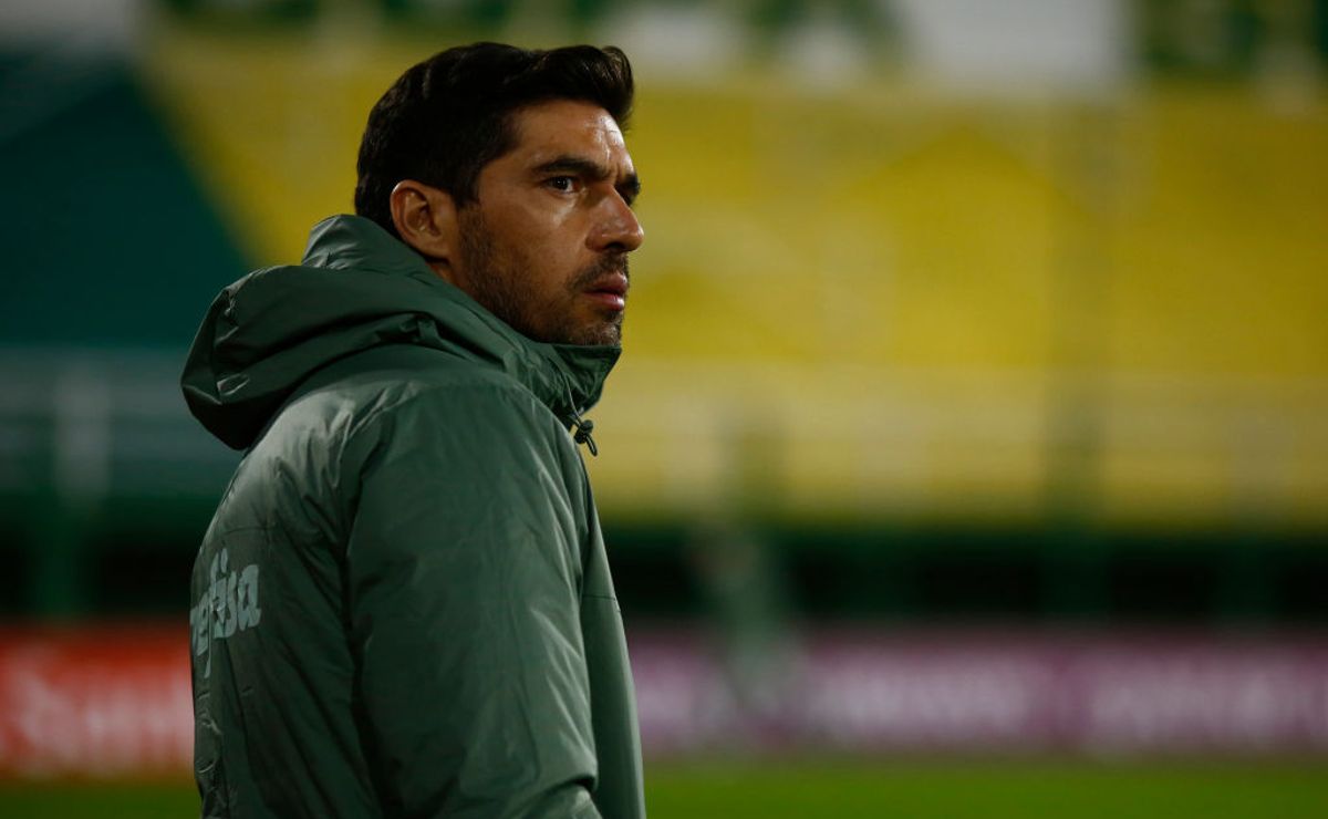 Foi revelado nesta madrugada: Situação física de titular absoluto de Abel é exposta pelo DM e liga o sinal de ALERTA no Palmeiras