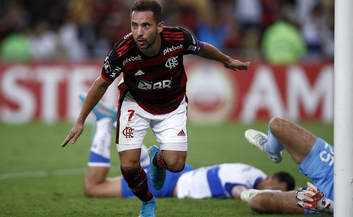 Ele avisou que quer assinar: Éverton Ribeiro volta a pauta com contrato e Grêmio é avisado