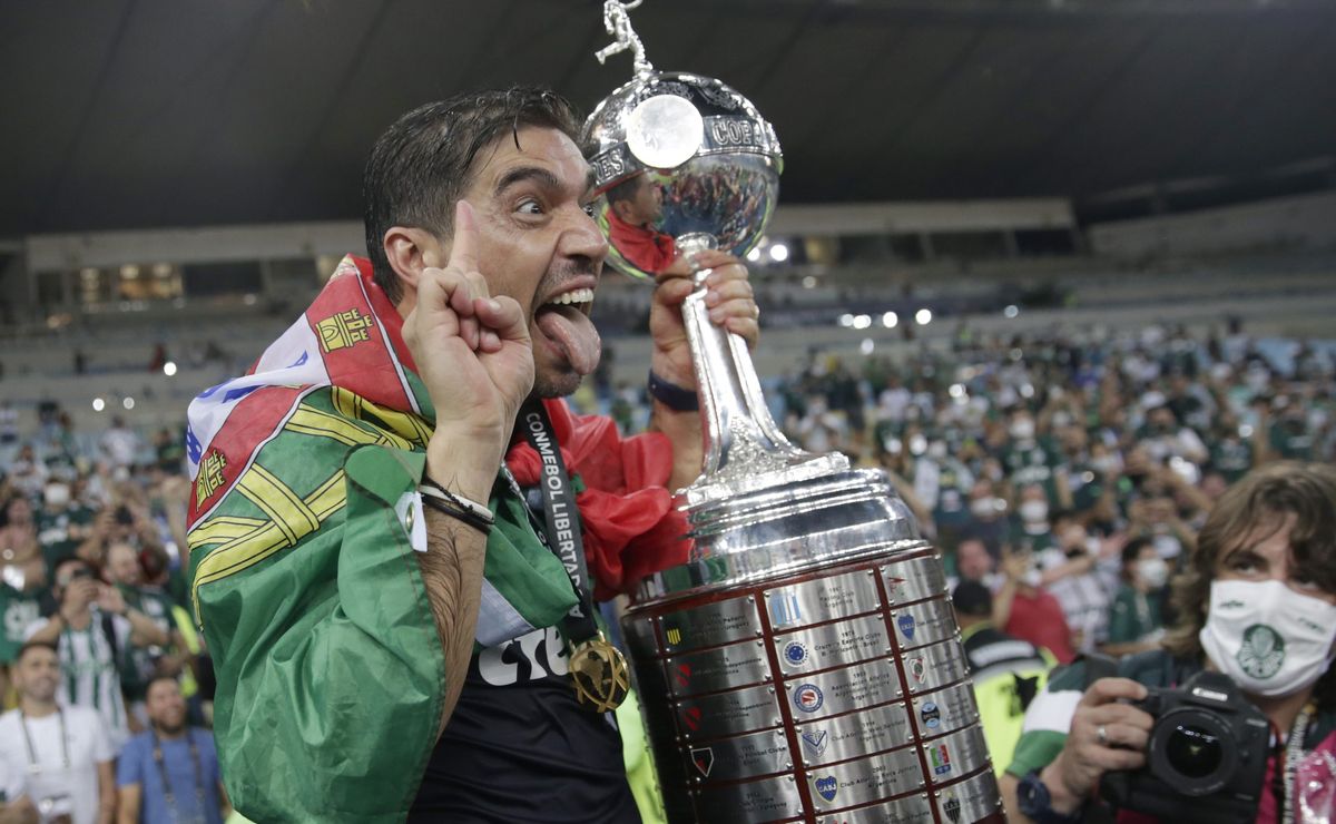 Abel Ferreira reúne jogadores do Palmeiras e manda FORTE recado para todo mundo sem dó no CT