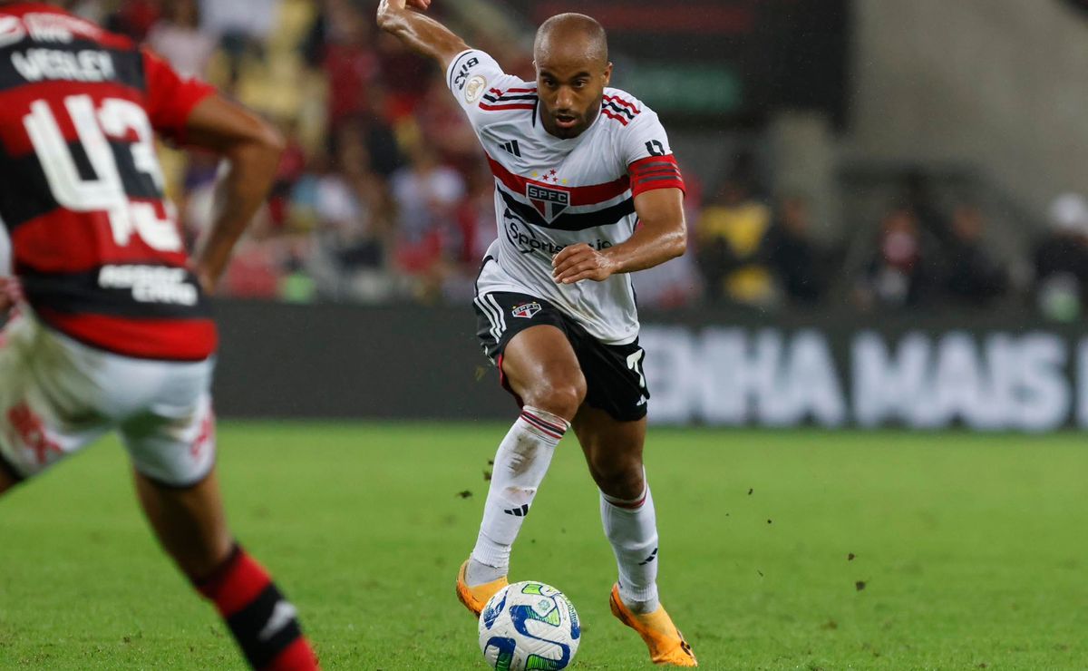 Lucas Moura EMOCIONA em preleção antes do jogo contra o Flamengo