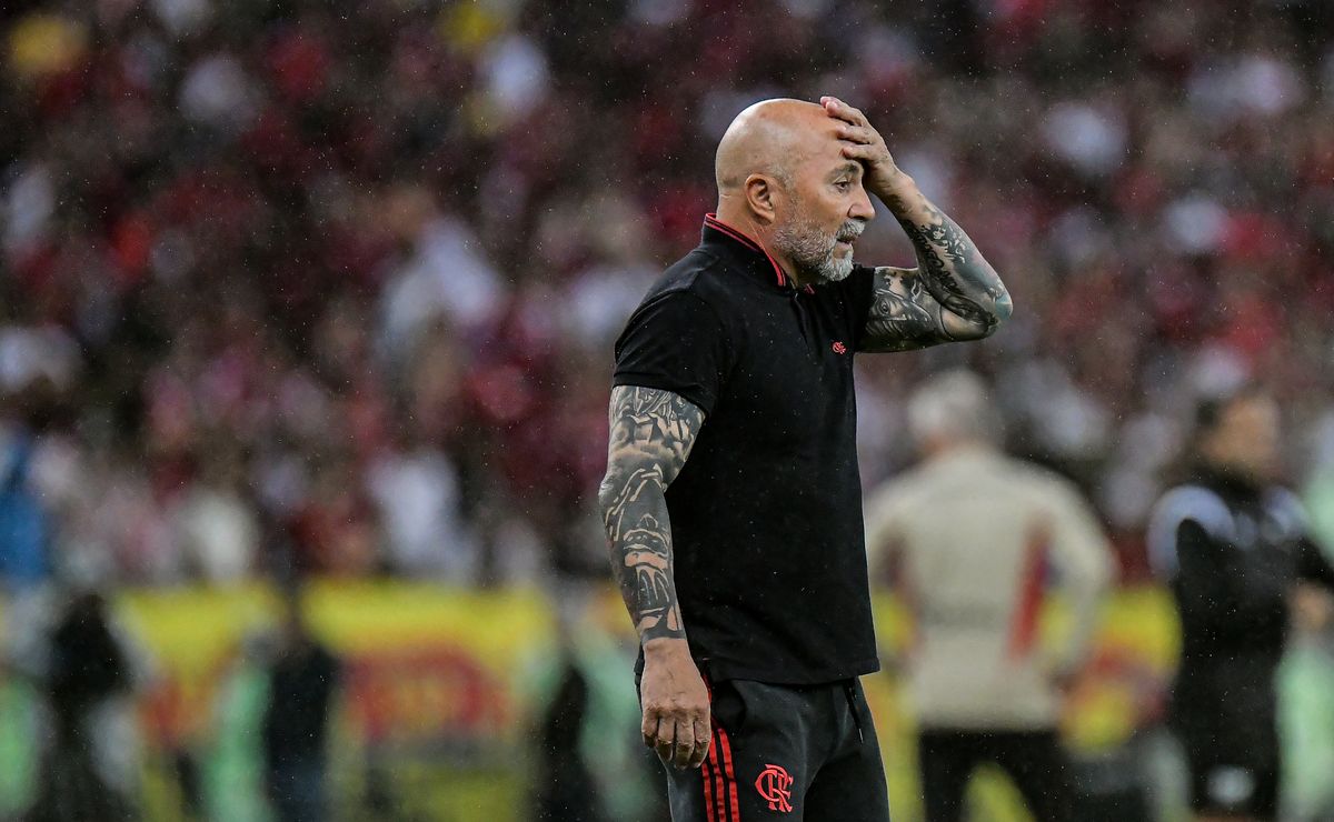 Falou que não dá para continuar: Após novo episódio de agressão, Sampaoli se reúne com lideranças do Flamengo
