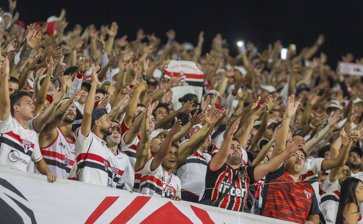 Com recorde de público, Corinthians marca no fim e bate São Paulo