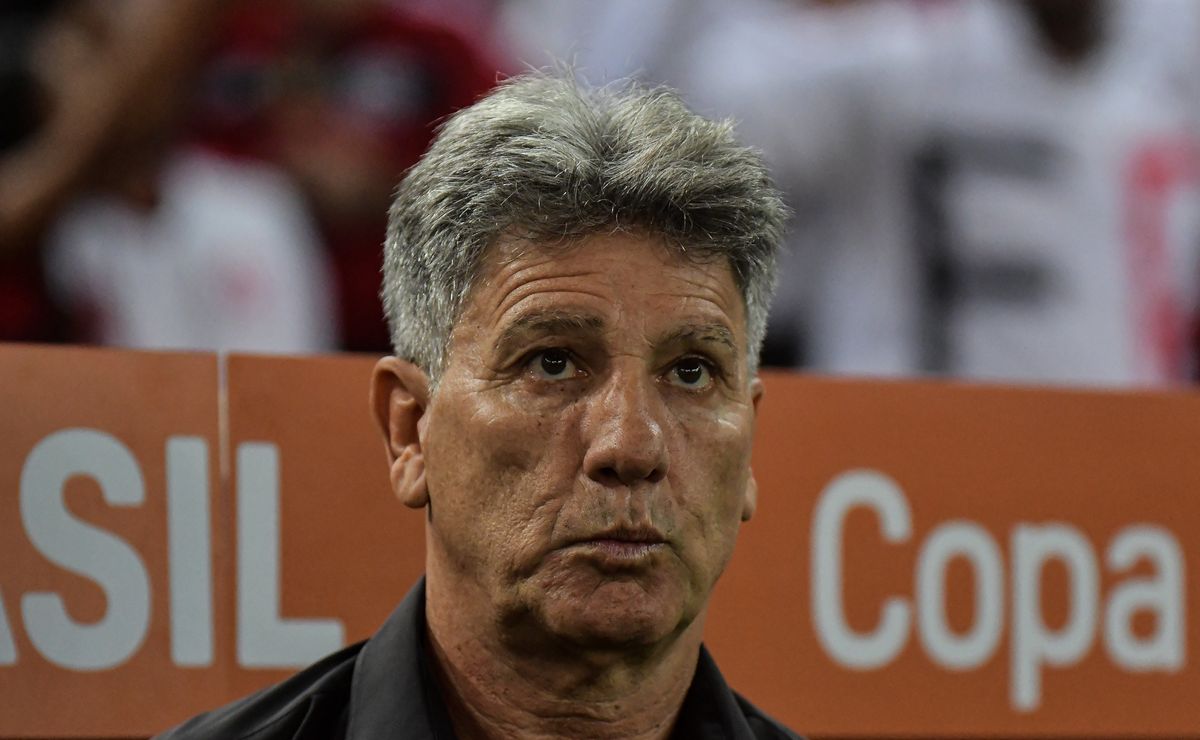 Simplesmente DESTRUIU o sistema ofensivo do Grêmio: Torcida NÃO perdoa mudanças de Renato que ACABARAM com chances do Imortal na Copa do Brasil