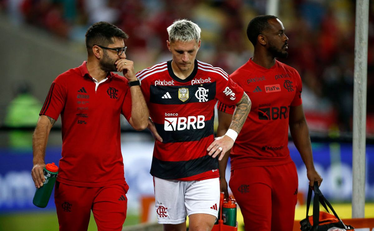 ATENÇÃO, foi comunicado ao Sampaoli às 13h17: DM manda a real sobre lesão de Varela e tempo que o lateral ficará fora do Flamengo impressiona