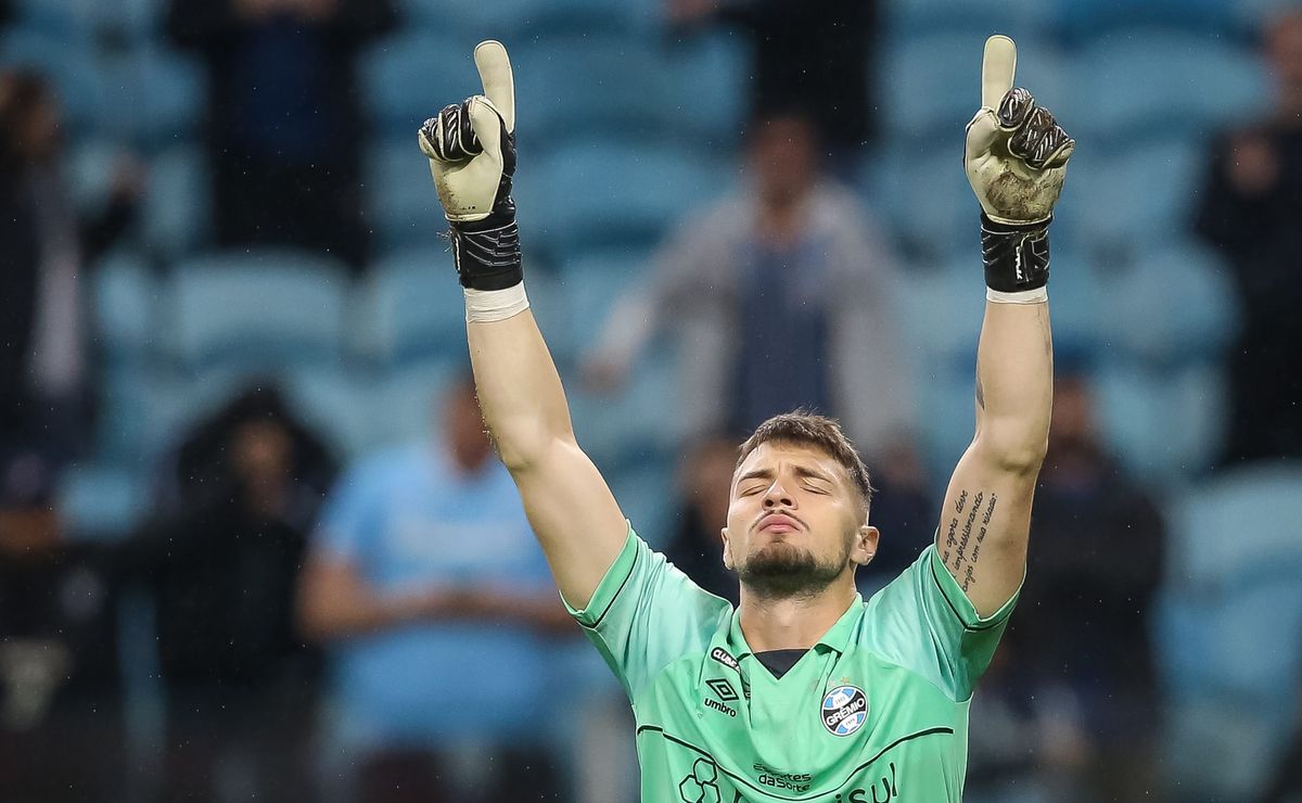 “Muito feliz também pelo momento que estou vivendo no Grêmio”; Gabriel Grando celebra bom momento no Grêmio
